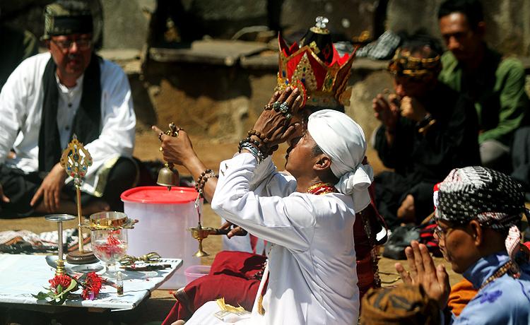 Sunda Wiwitan Jejak Keyakinan Leluhur yang Tak Pernah Benar-Benar Pergi